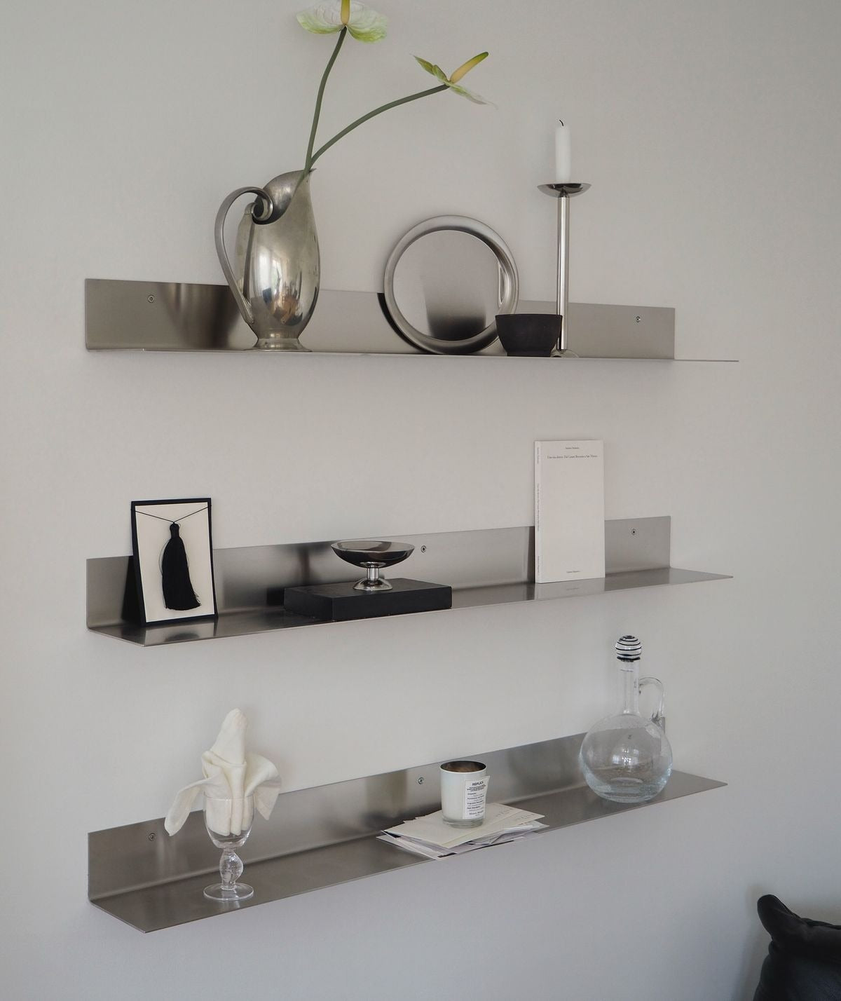 Repisas de pared de acero plegado, instaladas en serie